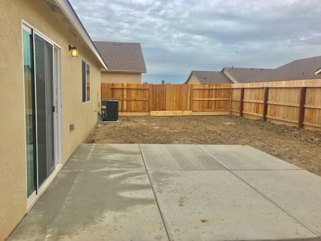 Building Photo - S.E Merced: $1875 3 bedroom 2 bath home wi...