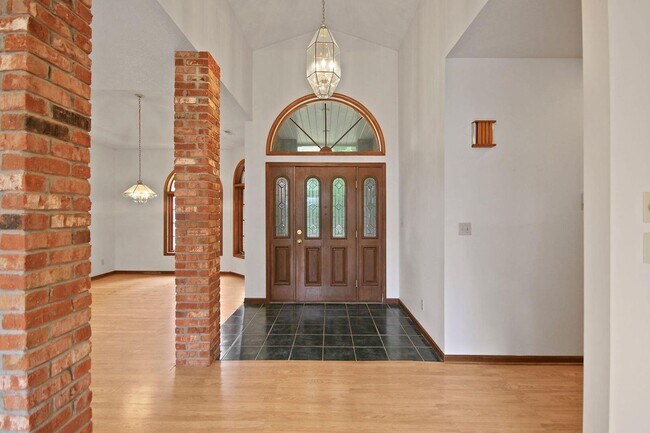 Building Photo - Private 3BR Brick Home with Scenic View