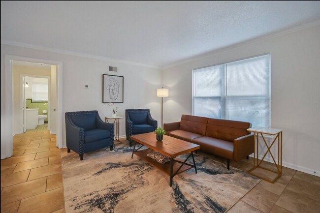 Building Photo - Beautifully renovated 2bed 1bath