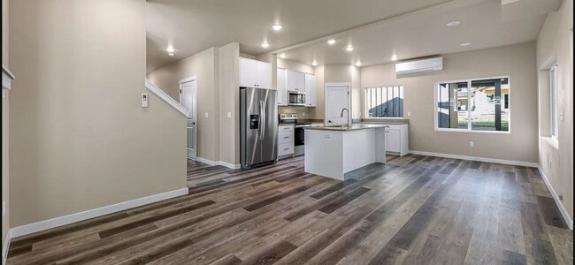 Building Photo - Newer 3 Bedroom, 2.25 Bathroom!