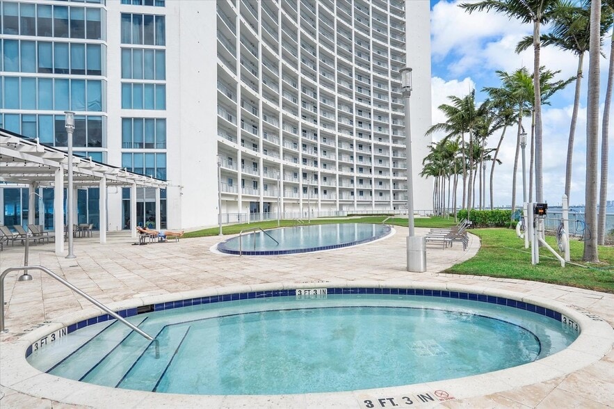 Building Photo - 601 NE 36th St