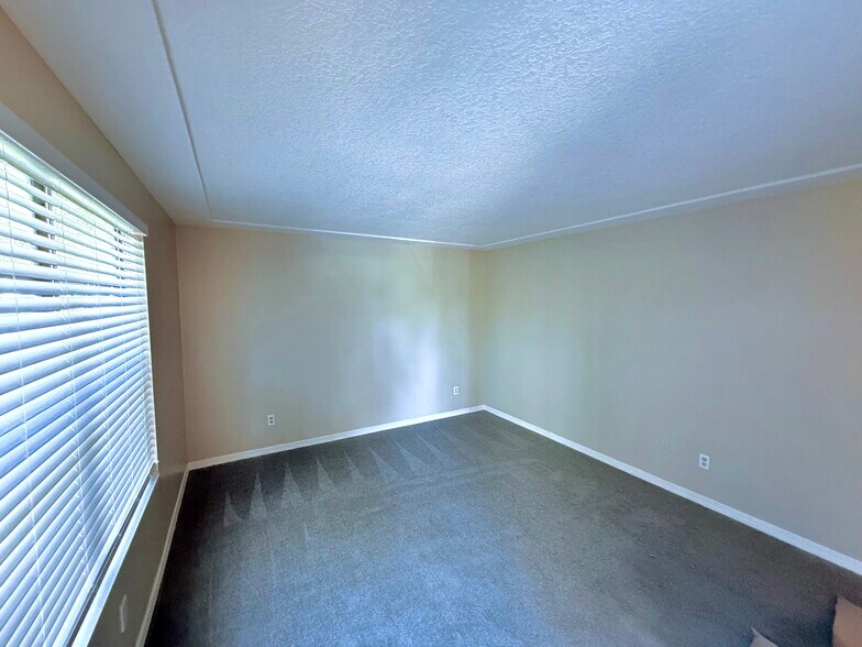 Living room - 467 Crabapple Ct