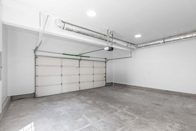 Building Photo - Immaculate Redmond Ridge Air-Conditioned B...