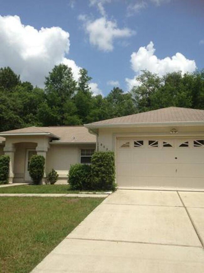 Building Photo - 3 bedroom, 2 bath, 2 car garage on a large lot!