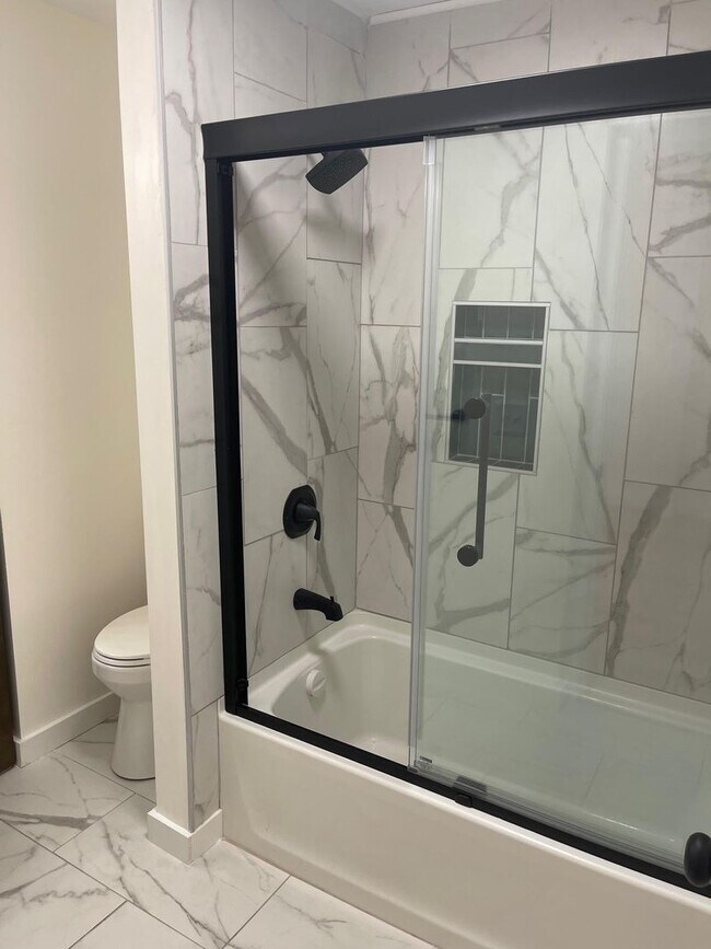 Building Photo - 3 Bedroom Apartment in Colchester VT Available 7/1!