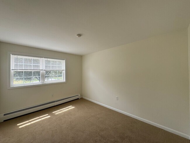 Building Photo - Bright and Spacious Corner Unit in North A...