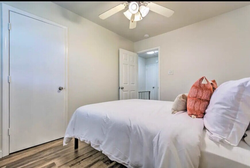 Building Photo - 4191 W 7th St