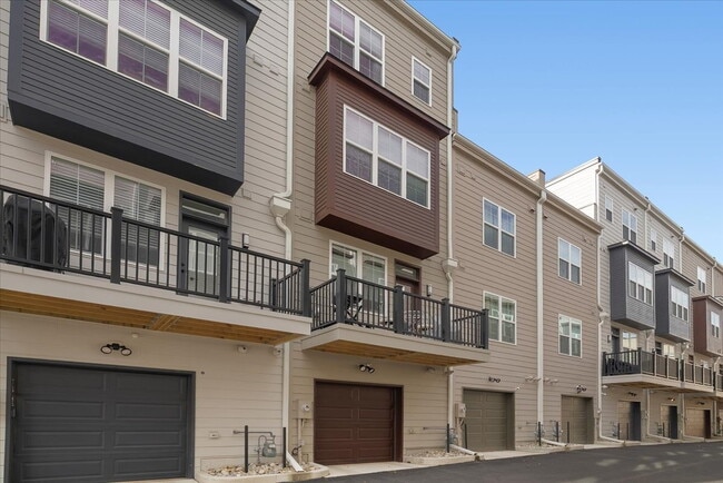 Building Photo - Modern 2024 Townhome with Rooftop Terrace.