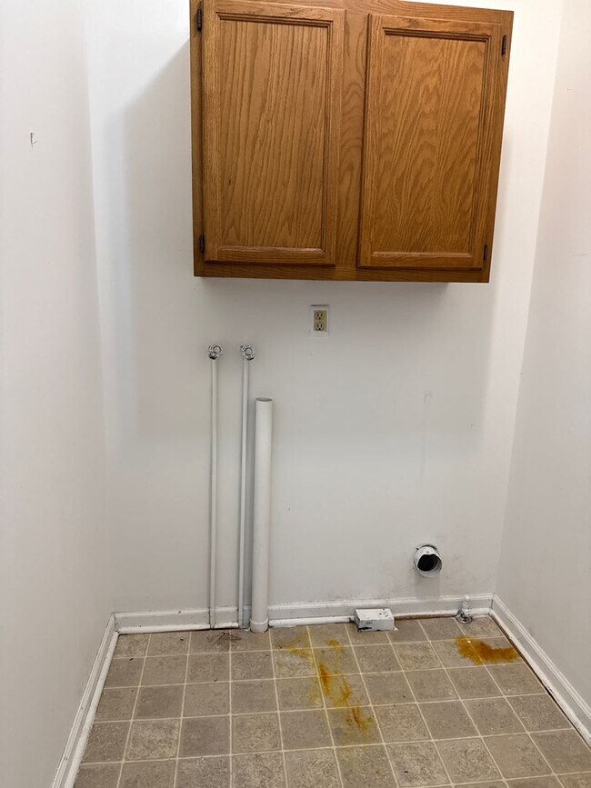 Building Photo - Selinger duplex