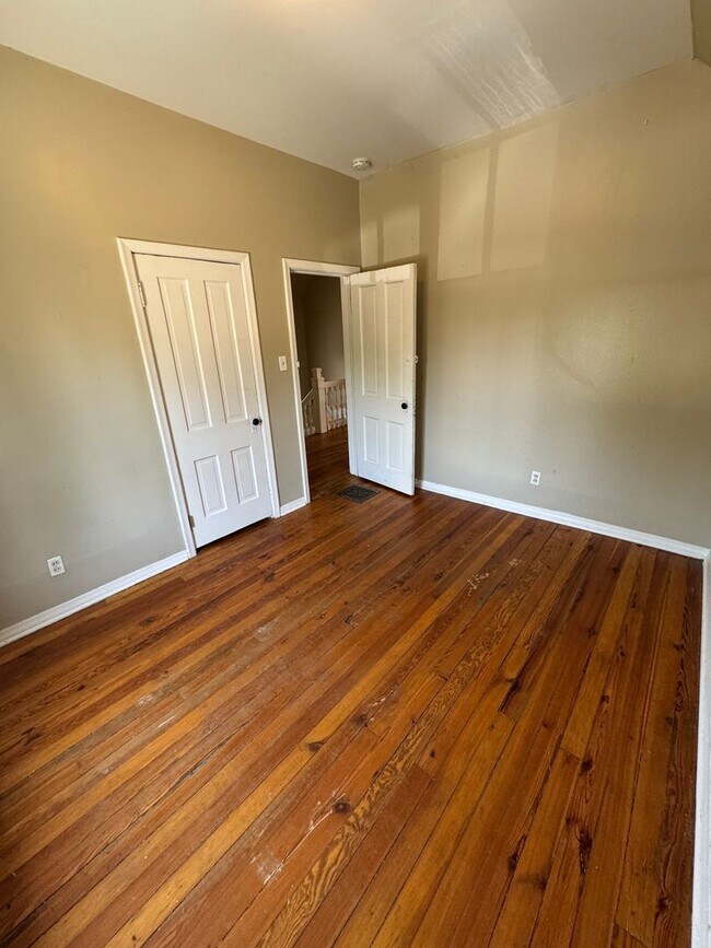 Building Photo - Charming 2 Bed 1.5 Bath in West Wash Park!