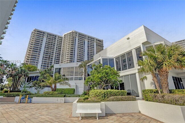 Building Photo - 20281 E Country Club Dr
