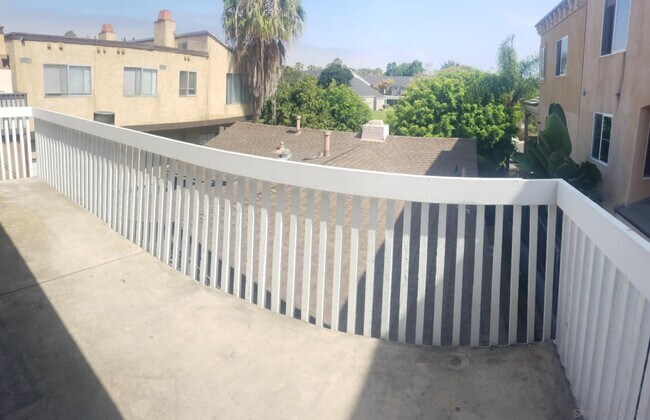 Building Photo - 4373 W Point Loma Blvd