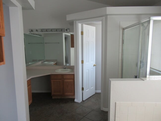 Building Photo - 3190 Leoti Dr