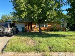 Building Photo - 2 bed 1 1/2 bath