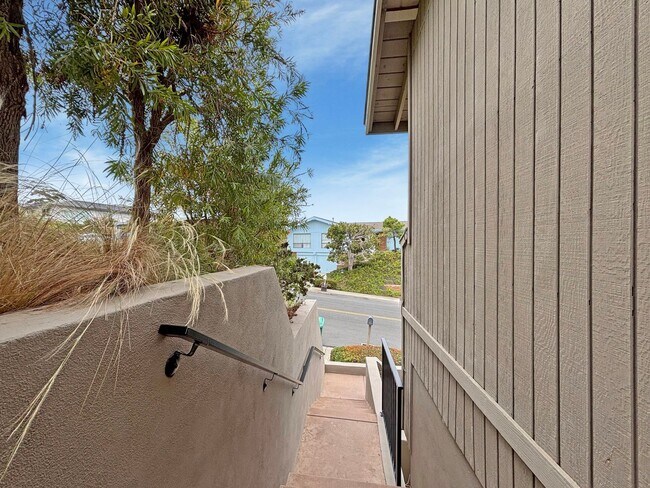 Building Photo - Beautifully Renovated 3BD/2.5BA House in L...