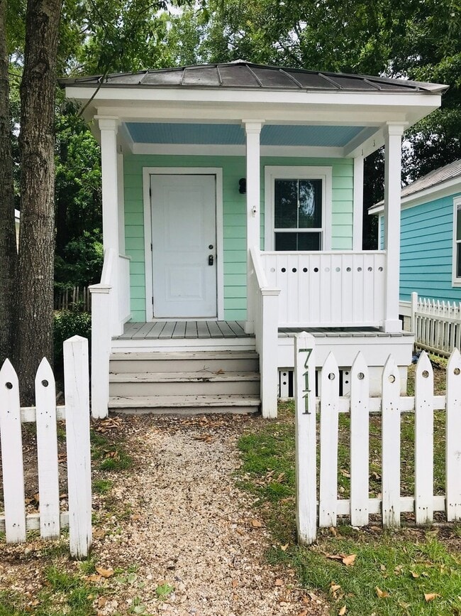 Primary Photo - Commercial or Residential Coastal Cottage ...