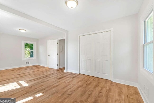 Building Photo - 2905 Gresham Rd S E