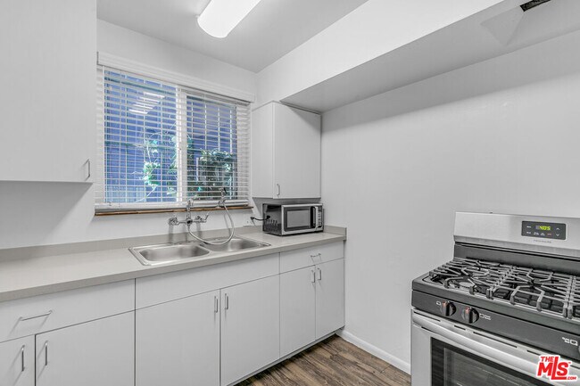 Building Photo - 717 Ocean Front Walk