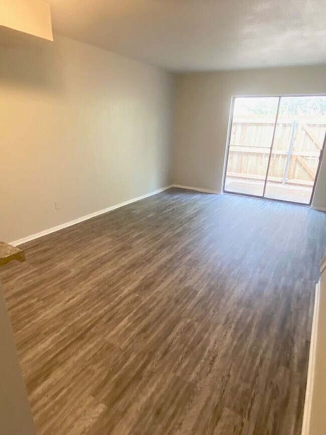 Building Photo - 2 BEDROOM CONDO BY UNT