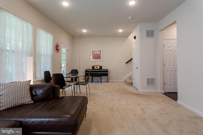 Building Photo - 121 Locks Farm Ln