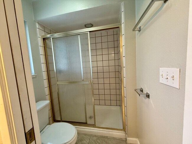 Building Photo - Single story home with vaulted ceilings!