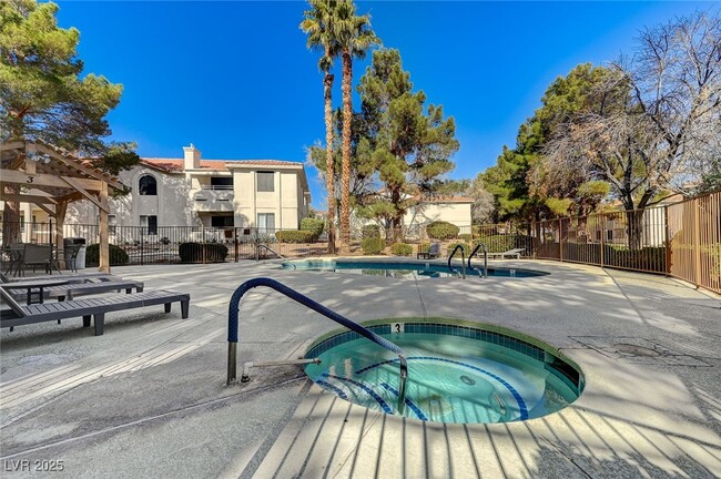 Building Photo - 2633 Durango Dr