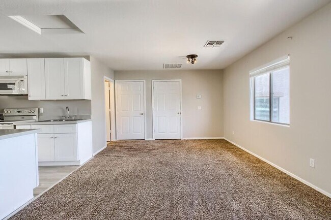 Building Photo - 5323 E Taylor St