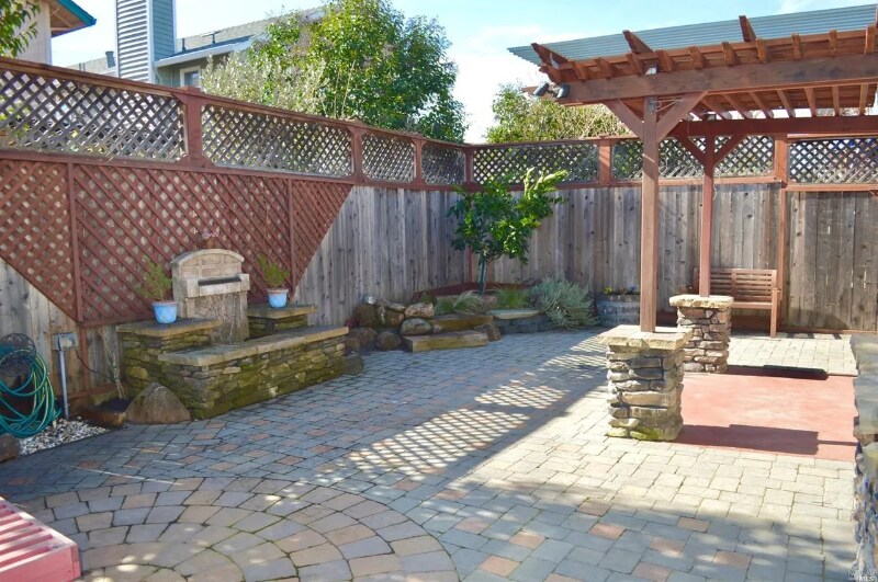 Building Photo - 1895 Commons Ct