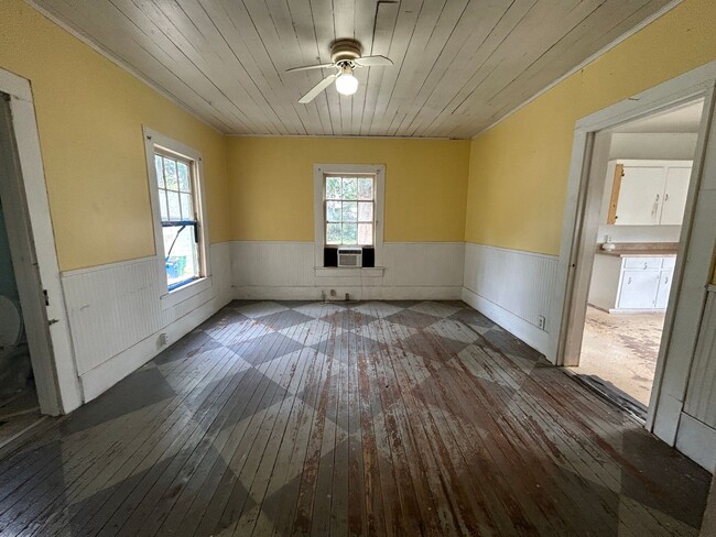 Building Photo - Cute 3 bedroom 1 bath house in historic Bu...