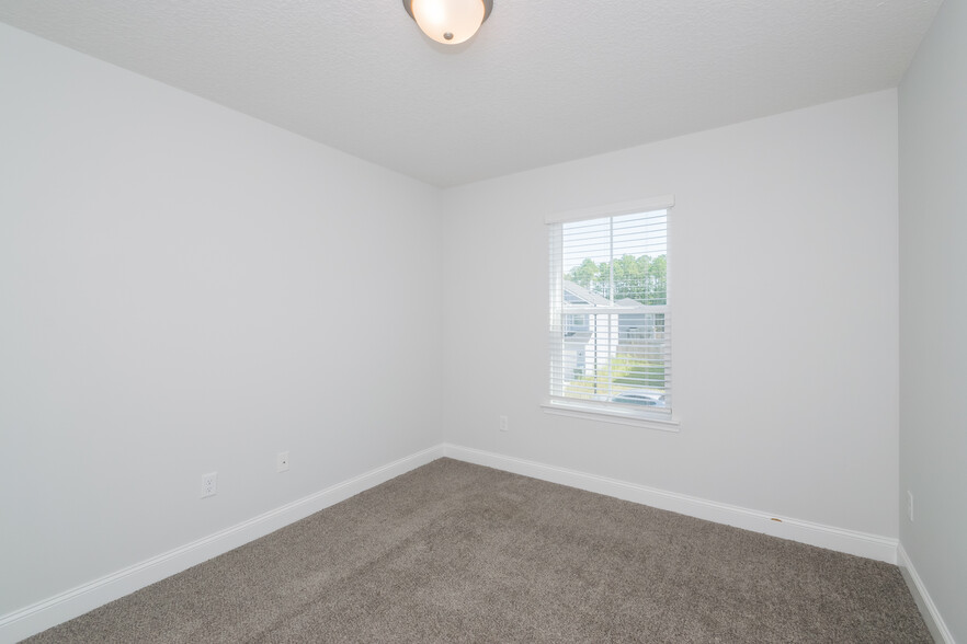 Building Photo - 135 Sugarberry Cir