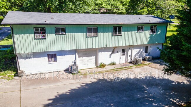 Building Photo - 708 Dutch Valley Drive Northeast - 1