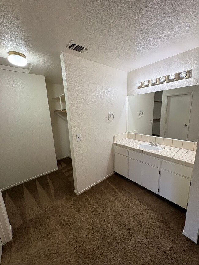 Building Photo - NW Condo Near Shopping Center Available Now!