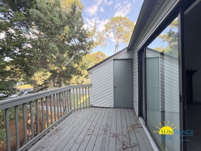 Building Photo - Charming Downtown Condo in Fort Walton Beach!