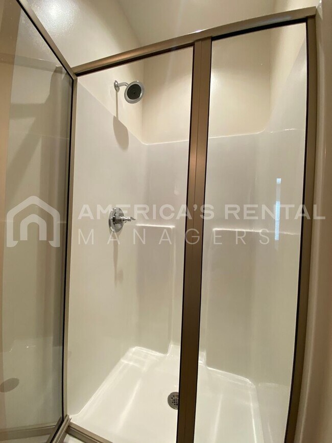 Building Photo - Large Townhome for Rent in Gardendale... Available to View Now!