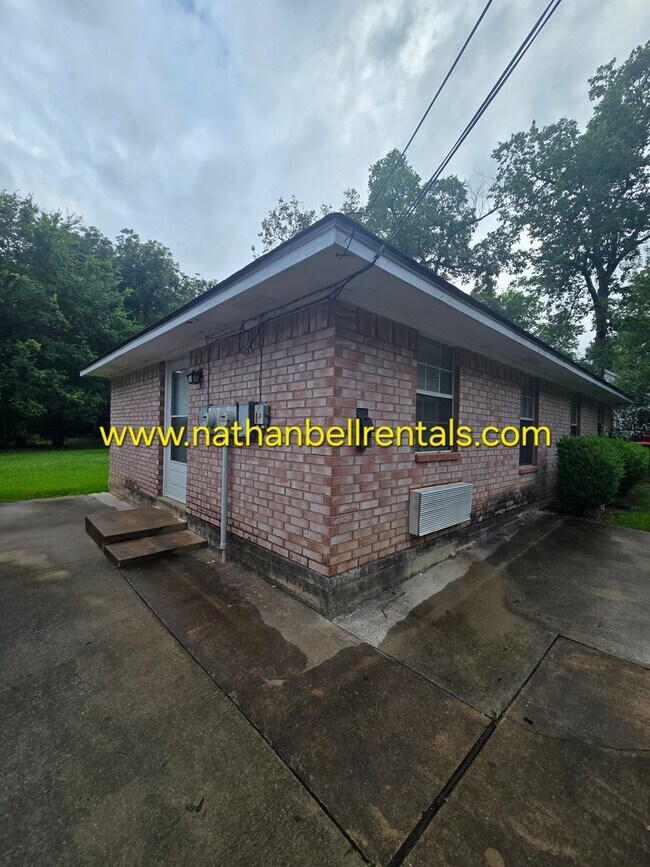 Building Photo - 736 8th St SE