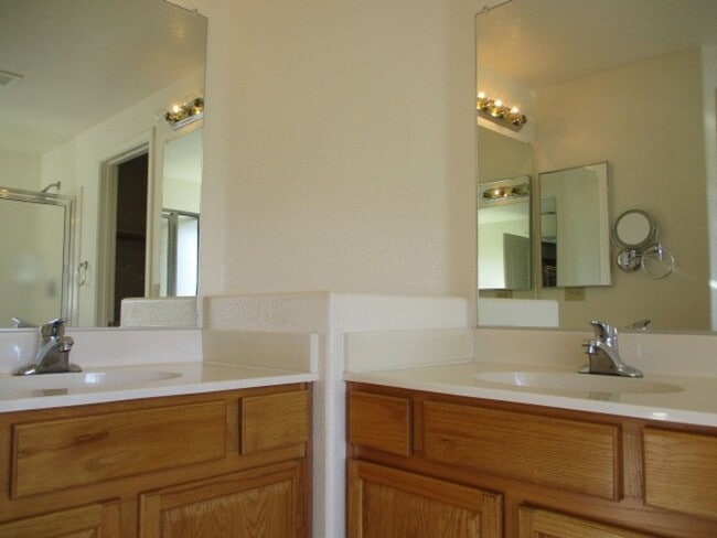 Building Photo - Northwest Suburban  Beauty