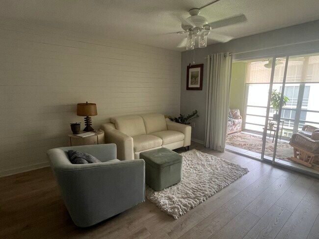 Building Photo - 995 La Guna Dr