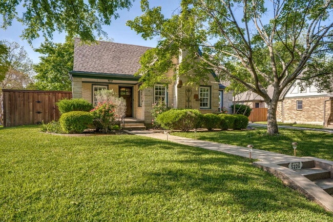 Building Photo - A Stunning, Updated Home in the heart of Dallas