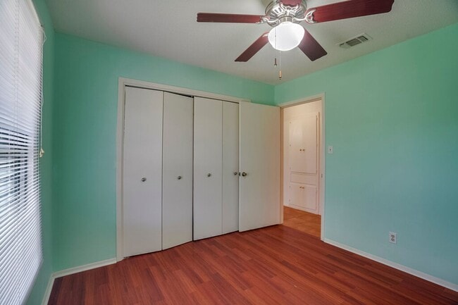 Building Photo - 506 E Palm Valley Blvd
