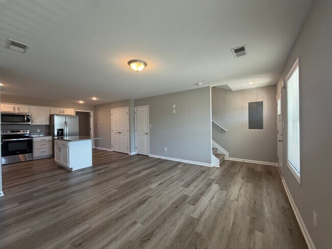 Building Photo - 3 Bedroom, SINGLE FAMILY HOME! Pre-Lease Today!