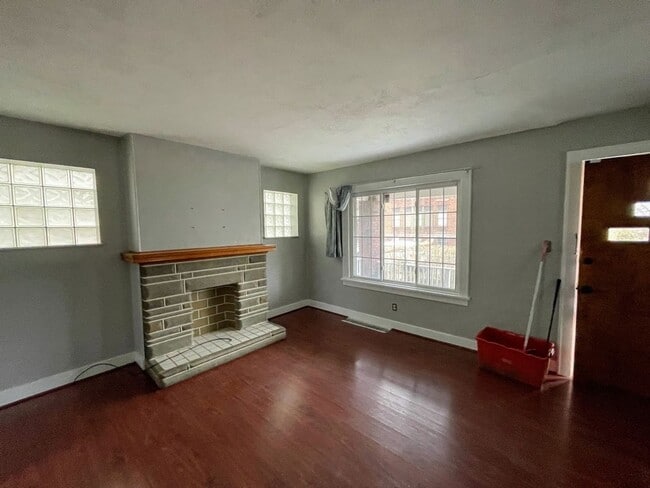 Building Photo - 3 bed 1 bath - Westview, great area, washe...
