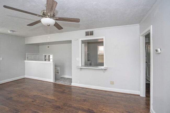 Building Photo - Comfortable 2-Bedroom Home on Large Fenced Corner Lot