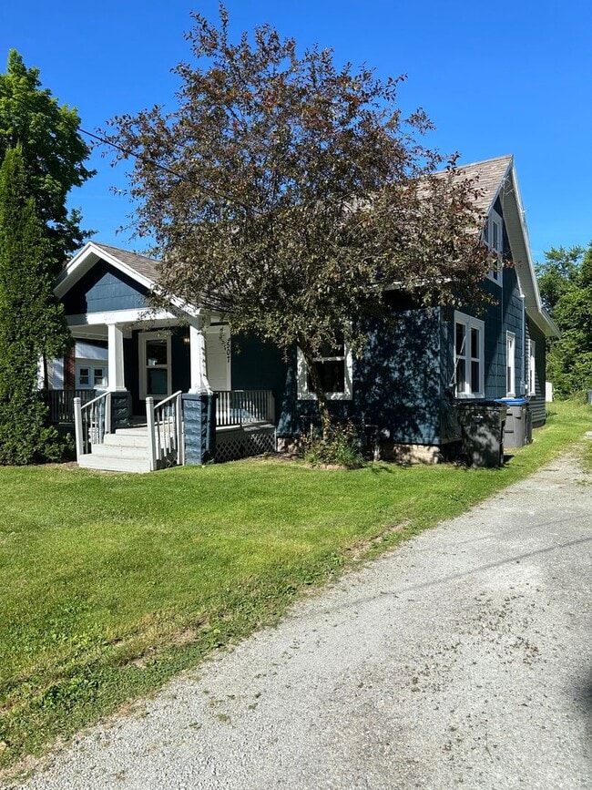 Building Photo - 507 Dewey Ave