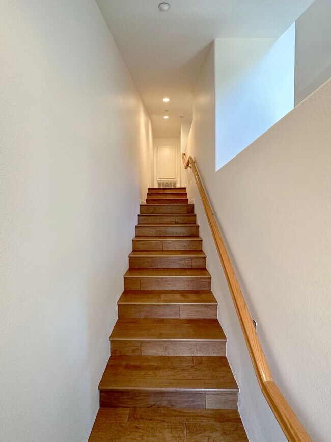 Building Photo - 2 BEDROOM 2.5 BATHROOM WITH LOFT HOME IN HIGHLY DESIRED BERKSHIRE TRACK