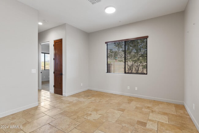Building Photo - 5559 E El Sendero Dr