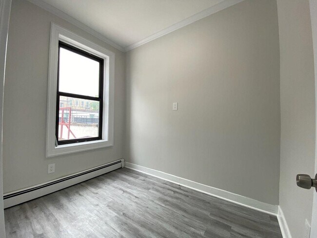 Building Photo - 338 2nd St