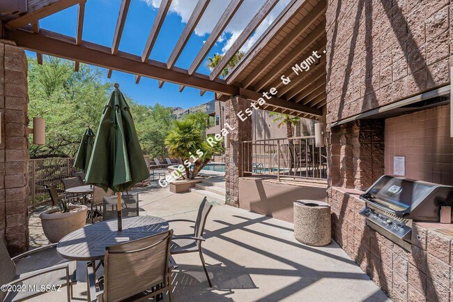 Building Photo - Lovely Sabino Canyon Condo