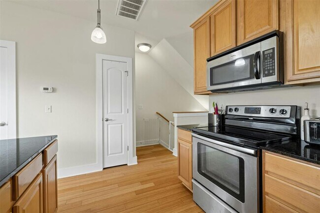 Building Photo - 13420 Lyndhurst St