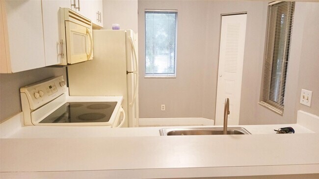 Building Photo - 922 Coral Club Dr