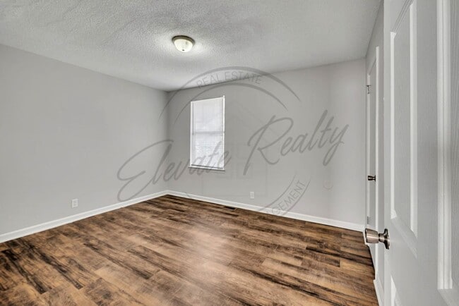 Building Photo - Two Bedroom Duplex near Trinity Hills in Nashville!